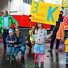 Vor der Gemeinderatssitzung im Milchwerk machten Eltern mit einer Demo auf fehlende Plätze und Kürzungen in der Kinderbetreuung ...