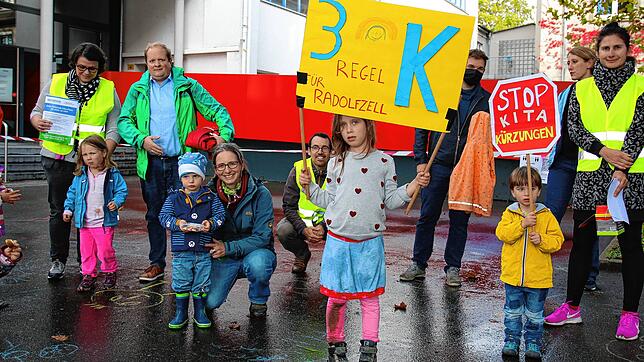 Vor der Gemeinderatssitzung im Milchwerk machten Eltern mit einer Demo auf fehlende Plätze und Kürzungen in der Kinderbetreuung ...
