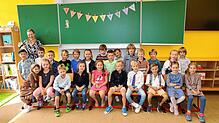 Die Erstklässler der Grundschule Güttingen mit ihrer Lehrerin Sarah Hermann.