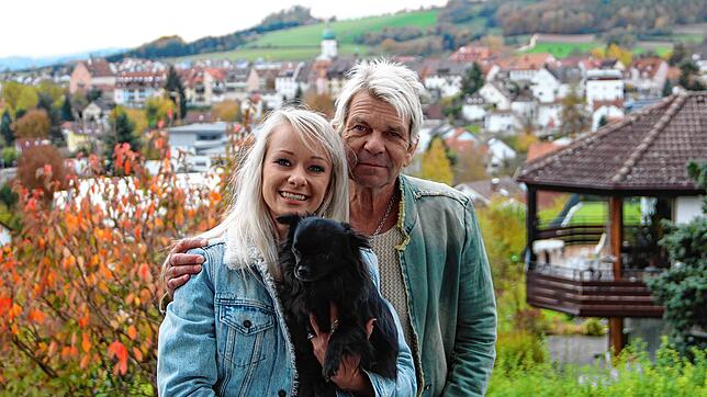 Christin Stark (hier mit Hund John) und Matthias Reim lieben den Blick vom Balkon ihres Hauses über Stockach. Sie fühlen sich der Region ...