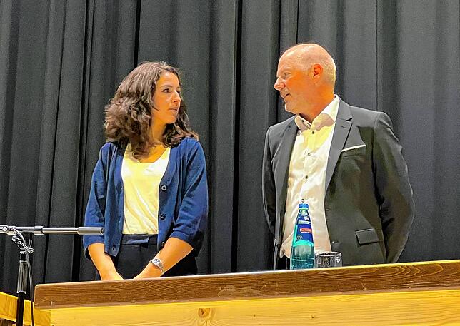 Joana Carreira und Rainer Stoll wollen Bürgermeister in Wutöschingen werden. Bei der offiziellen Kandidatenvorstellung pflegten beide ...