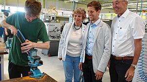 Der Auszubildende Jan Degen (von links) zeigt der Landtagsabgeordneten Andrea Bogner-Unden, Bürgermeister Severin Rommeler und ...