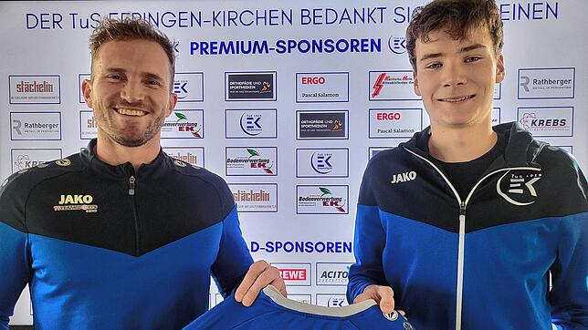 Willkommen: Sportchef Stefan Hilpüsch begrüßt den aus dem eigenen Nachwuchs aufgerückten Patrick Bolle beim TuS Efringen-Kirchen.