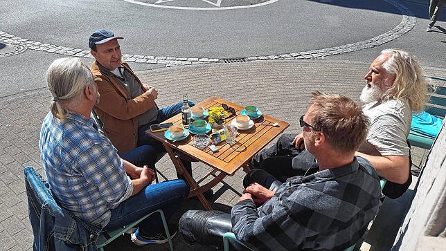 Anekdote reiht sich an Anekdote über die Erfahrungen mit Georg Henze. Die Freunde möchten die Erinnerungen an ihn am Leben halten.
