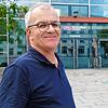 Roland Frank vor der Stadthalle in Singen. Der Geschäftsführer der KTS hat nun angekündigt, im kommenden Jahr in Ruhestand zu gehen.