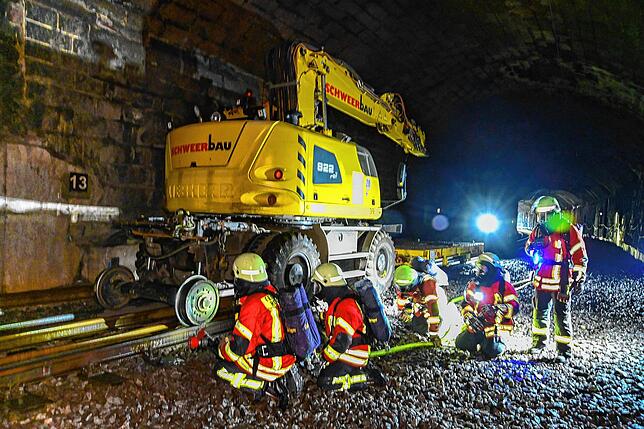 Hornberger Feuerwehrleute haben sich an die Einsatzstelle im Tunnel vorgearbeitet und bekämpfen den Brand des Arbeitsgeräts.