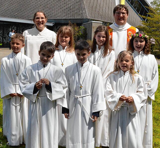 Sieben Erstkommunionkinder &ndash; drei Jungen und vier Mädchen &ndash; aus dem Ortsteil Neuhausendurften in der Kirche St. Peter und ...