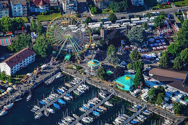 Das Seehasenfest 2022 von oben, hier der Vergnügungspark am Hinteren Hafen, fotografiert am frühen Samstagabend.