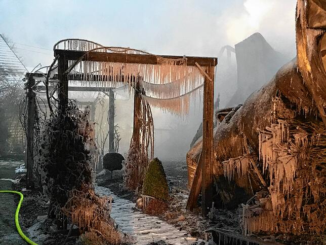 Skurrile Bilder, die sich nach dem Großbrand beim Landwirt Blender und nach tiefen Temperaturen boten. Die Feuerwehr war 24 Stunden lang ...