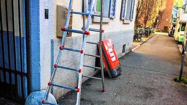 Das abmontierte Schild lehnt am Freitagmorgen, 11. April, noch an der Wand. Der Geldautomat der Sparkasse Bodensee an der Konstanzer ...