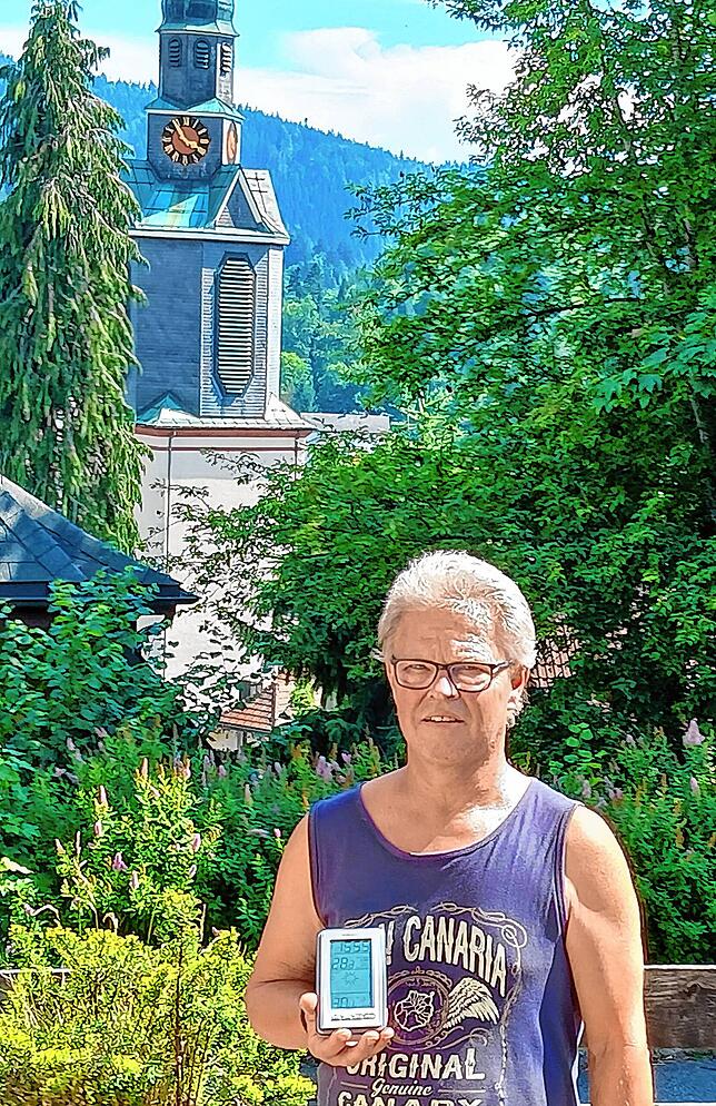 In Todtmoos misst Andreas Böhm 30,1 Grad, im Hintergrund der Kirchturm der Wallfahrtskirche.
