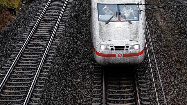 Ein ICE fährt über die Bahnstrecke Hannover-Göttingen. (Symbolbild) In Rastatt hat ein betrunkener Lokführer einen Zug mit drei Waggons ...