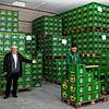 Die Getränkelager sind gut gefüllt, wie hier bei der Brauerei Ruppaner mit Brauerei-Chef Karl-Bernhard Ruppaner (links) und Mitarbeiter ...