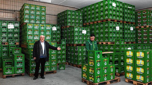 Die Getränkelager sind gut gefüllt, wie hier bei der Brauerei Ruppaner mit Brauerei-Chef Karl-Bernhard Ruppaner (links) und Mitarbeiter ...