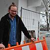 Neuer Mitarbeiter im städtischen Jugendreferat: Der 25-jährige David Lemkamp, hier bei Arbeiten vor dem Jugendraum ...