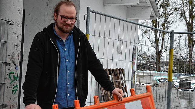 Neuer Mitarbeiter im städtischen Jugendreferat: Der 25-jährige David Lemkamp, hier bei Arbeiten vor dem Jugendraum ...