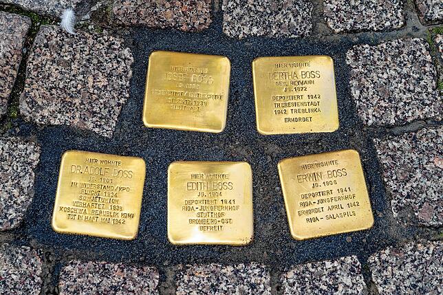 Bild 26: Nun liegen sie auch in VS: Die ersten 18 Stolpersteine zum Gedenken an Villinger Juden sind am Mittwoch verlegt worden