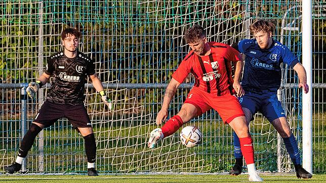 Chance zum Sieg: Bei seinem Comeback wäre David Bosek (Mitte, gegen Abwehrspieler Lando Suckau und Torwart Jannik Pemberger) fast das ...