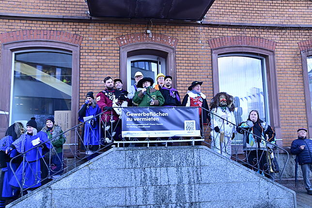 Bild 16: St. Georgen: Narren verschönern Rathausfassade mit ihren Konterfeis - Hier die Bilder!