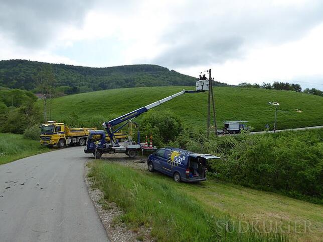 Spezialisten eines Energieversorgers reparieren eine defekte Stromleitung.