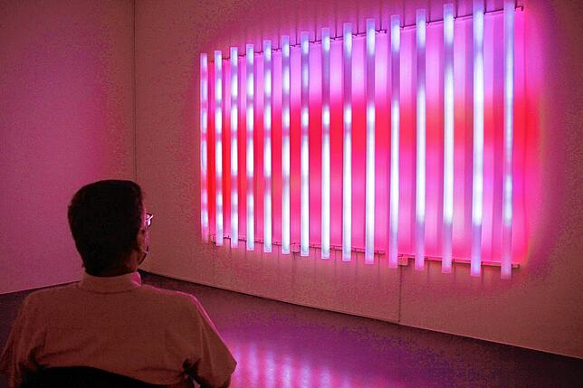 Kunstmuseum Singen: Museumsleiter Christoph Bauer vor der Lichtinstallation von Daniel Hausig in der Jubiläumsausstellung „30 ...