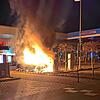 (Archivbild) Das Elektrofahrzeug an der Ladesäule brennt im November 2021 komplett aus. Direkt neben der Tankstelle.