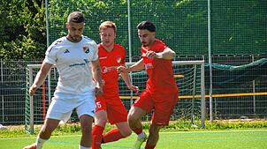 Marc Roher (Bildmitte) und Batuhan Bak (rechts) versuchen einen Laufenburger Spieler am Spielaufbau zu hindern.