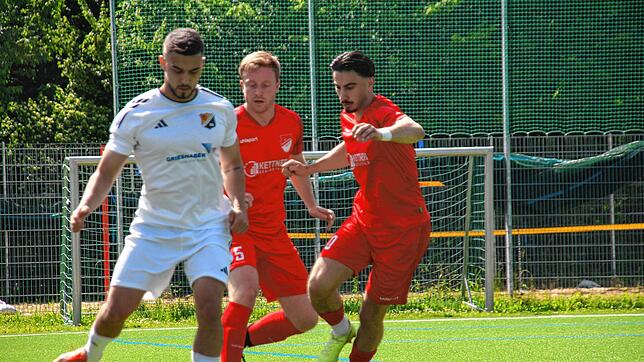 Marc Roher (Bildmitte) und Batuhan Bak (rechts) versuchen einen Laufenburger Spieler am Spielaufbau zu hindern.