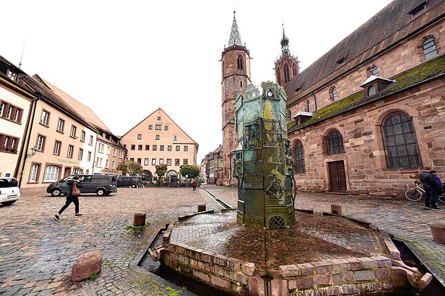 Die Sanierung des Pflasterbelags auf dem Villinger Münsterbrunnen steht ebenfalls in Frage. Mit einer Verschiebung könnte die Stadt noch ...