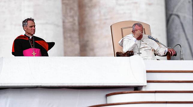 Die Kluft war zu groß: Papst Franziskus I. beurlaubte seinen Protokollchef Georg Gänswein im vergangenen Jahr.