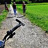 Steil runter geht es hier von Obereschach kommend in das Villinger Wohngebiet Wöschhalde. Hier sollten Radler vorsichtshalber absteigen, ...