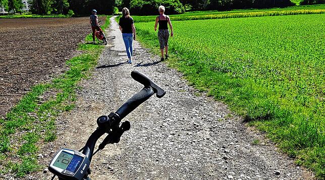 Steil runter geht es hier von Obereschach kommend in das Villinger Wohngebiet Wöschhalde. Hier sollten Radler vorsichtshalber absteigen, ...