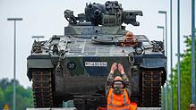 Soldaten des Logistikbataillons 171 &bdquo;Sachsen-Anhalt&ldquo; fahren einen Panzer vom Typ Marder von einem Zug.