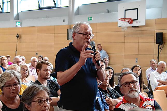 Waldemar Herz aus Tiengen stellte eine Frage zur Zukunft des Altenpflegeheims St. Josef in Tiengen.