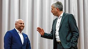 Der AfD-Landesvorsitzende Markus Frohnmaier (li.) und Tübingens Oberbürgermeister Boris Palmer (parteilos) verabschieden sich nach der ...
