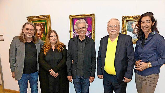 Die Ausstellung „Zeitspuren“ im Rathaus ist eröffnet (von links): Kuratorenehepaar Mateus Budasz und Ariane Faller, Künstler Bernd ...