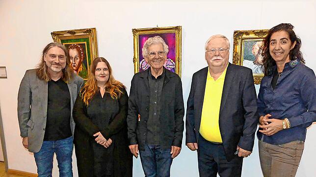 Die Ausstellung „Zeitspuren“ im Rathaus ist eröffnet (von links): Kuratorenehepaar Mateus Budasz und Ariane Faller, Künstler Bernd ...