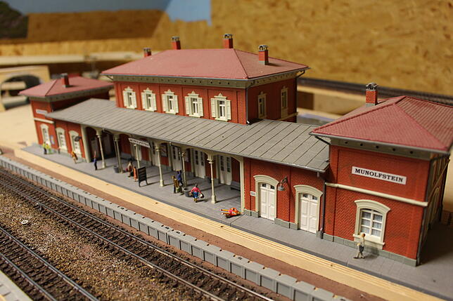 Auch Mundelfingen ist in der großen Landschaft vertreten: Der Bahnhof "Munolfstein" ist eine Referenz an den Heimatort von Gebhard Merz.