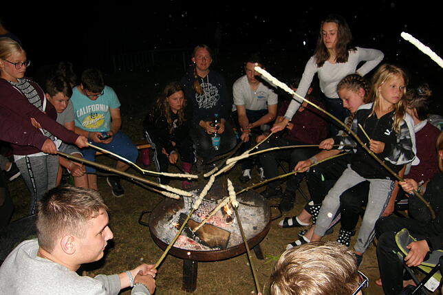 Abends am Lagerfeuer ein Stockbrot zu backen, gehört bei einem Zeltlager einfach dazu.
