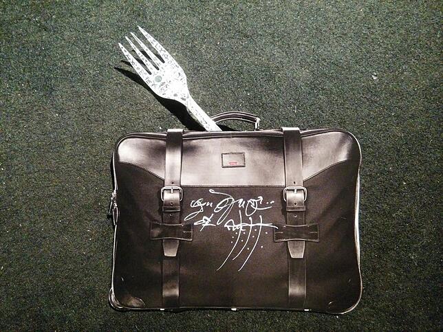 Gefundene und bemalte Handtasche und Gabel aus dem Rouge River.