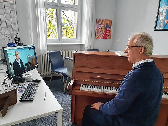 Beim Pressegespräch sieht sich Schulleiter Werner Hilpert selbst auf dem Computerbildschirm. Sobald sein Klavierunterricht beginnt, kann ...