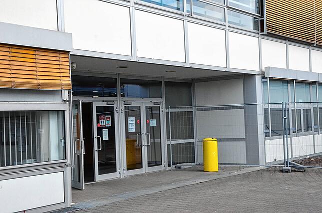 Zu Lockdown- und Homeschooling-Zeiten ist der Seiteneingang der Schule noch geöffnet. Allzuoft werden die Abschlussschüler der ...