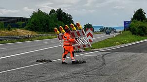 Der Parkplatz Haldenwald bei Tuningen wird wieder für den Verkehr freigegeben, die Barrieren werden zur Seite geräumt: Die Autobahn GmbH ...