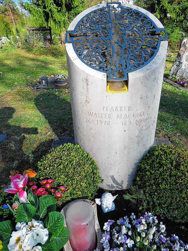 Der Grabstein von Pfarrer Walter Mackert ist eine äußerst filigrane Arbeit des Künstlers Wolfgang Eckert. Vor genau zehn Jahren starb ...