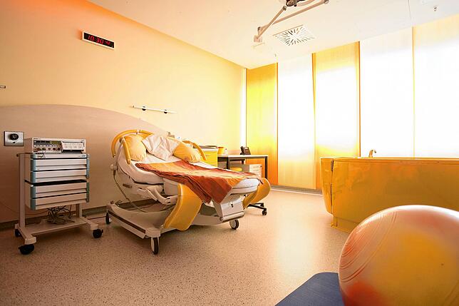 Blick in einen der Kreißsäle im Schwarzwald-Baar-Klinikum. Auch hier ist die Corona-Pandemie inzwischen angekommen.