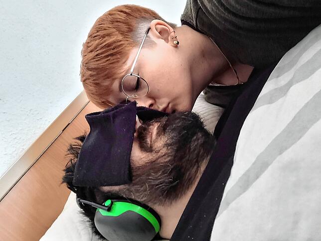 Ein Bild aus dem Jahr 2022: Der gegen Sinnesreize abgeschirmte Faraz Fallahi und Ehefrau Cassandra.