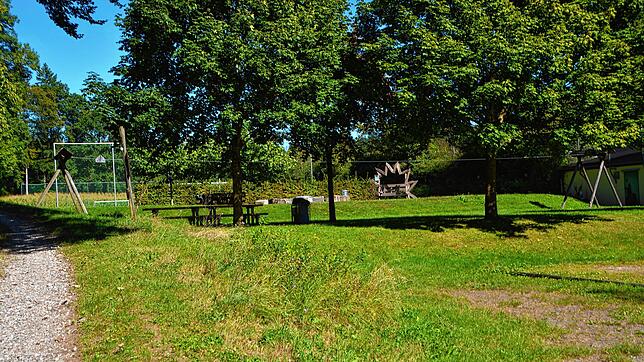 Die Freizeitanlage mit Spielplätzen in Daisendorf soll attraktiver werden. Der Gemeinderat billigte die neuen Pläne, die nun für einen ...
