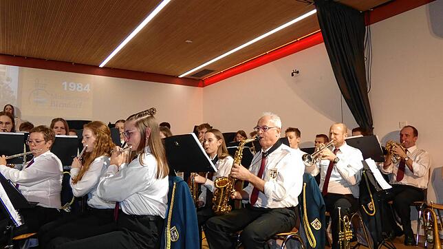 Krönender Abschluss: Mit dem Jahreskonzert unter der Leitung von Ekkehard Heinrich beendet der Musikverein Birndorf das Jubiläumsjahr zu ...