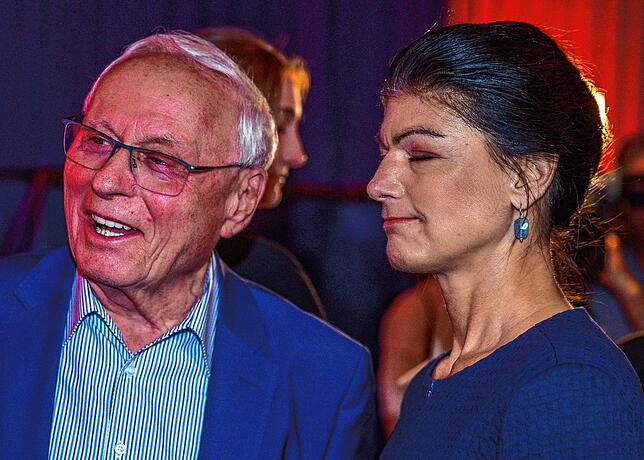 Sahra Wagenknecht, Spitzenkandidatin und Parteivorsitzende vom Bündnis Sahra Wagenknecht, steht bei der Wahlparty neben Oskar Lafontaine.