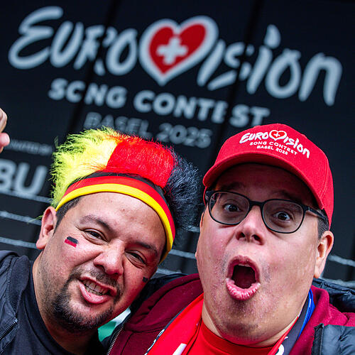 Deutsche Musikfans warten vor der Halle auf den Einlassbeginn zum Finale des 69. Eurovision Song Contest in der Arena St. Jakobshalle. ...